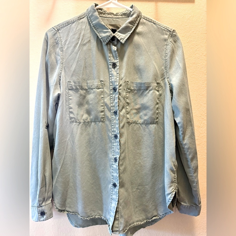 Universal Thread sage green long sleeve button up loose fit shirt.